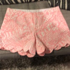 Size 4 a pink and white Buttercup short